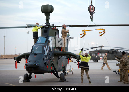 Des soldats de l'armée allemande prépare un hélicoptère d'attaque Tigre d'Eurocopter pour le déploiement à l'aérodrome à Mazar-i-Sharif, en Afghanistan, le 14 décembre 2012. Les hélicoptères d'attaque sont prévus pour être utilisés pour la sécurité et la surveillance des tâches pendant les deux dernières années de la mission de combat de l'OTAN en Afghanistan. Photo : Maurizio Gambarini Banque D'Images