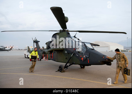 Des soldats de l'armée allemande prépare un hélicoptère d'attaque Tigre d'Eurocopter pour le déploiement à l'aérodrome à Mazar-i-Sharif, en Afghanistan, le 14 décembre 2012. Les hélicoptères d'attaque sont prévus pour être utilisés pour la sécurité et la surveillance des tâches pendant les deux dernières années de la mission de combat de l'OTAN en Afghanistan. Photo : Maurizio Gambarini Banque D'Images