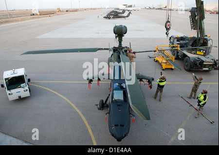 Des soldats de l'armée allemande prépare un hélicoptère d'attaque Tigre d'Eurocopter pour le déploiement à l'aérodrome à Mazar-i-Sharif, en Afghanistan, le 14 décembre 2012. Les hélicoptères d'attaque sont prévus pour être utilisés pour la sécurité et la surveillance des tâches pendant les deux dernières années de la mission de combat de l'OTAN en Afghanistan. Photo : Maurizio Gambarini Banque D'Images