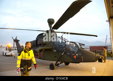 Des soldats de l'armée allemande prépare un hélicoptère d'attaque Tigre d'Eurocopter pour le déploiement à l'aérodrome à Mazar-i-Sharif, en Afghanistan, le 14 décembre 2012. Les hélicoptères d'attaque sont prévus pour être utilisés pour la sécurité et la surveillance des tâches pendant les deux dernières années de la mission de combat de l'OTAN en Afghanistan. Photo : Maurizio Gambarini Banque D'Images