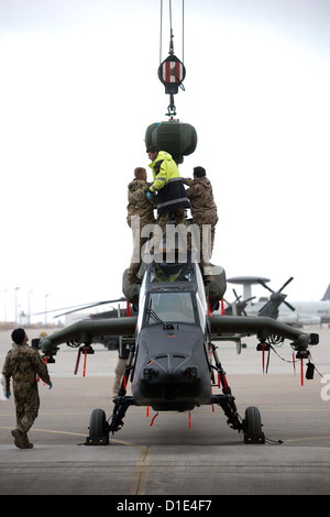 Des soldats de l'armée allemande prépare un hélicoptère d'attaque Tigre d'Eurocopter pour le déploiement à l'aérodrome à Mazar-i-Sharif, en Afghanistan, le 14 décembre 2012. Les hélicoptères d'attaque sont prévus pour être utilisés pour la sécurité et la surveillance des tâches pendant les deux dernières années de la mission de combat de l'OTAN en Afghanistan. Photo : Maurizio Gambarini Banque D'Images