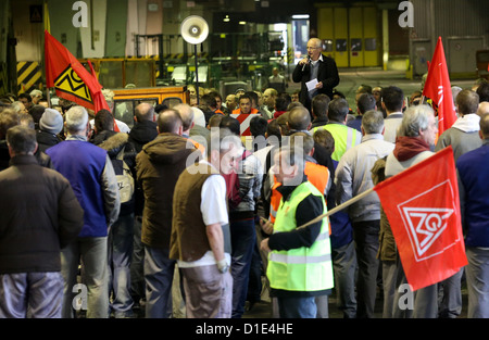 Président du comité d'entreprise d'Opel, Rainer Einenkel, informe les employés d'Opel sur les résultats de la dernière réunion d'œuvres à l'usine Opel de Bochum, Allemagne, le 14 décembre 2012. Constructeur automobile Opel est en déficit et cessera ses activités de fabrication de voiture à Bochum en 2016 comme prévu. Jusqu'à 3 000 emplois pourraient être coupées. Photo : ROLAND WEIHRAUCH Banque D'Images