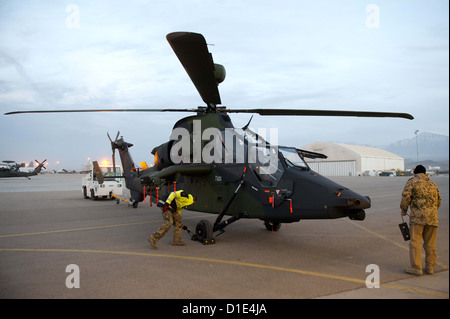 Des soldats de l'armée allemande prépare un hélicoptère d'attaque Tigre d'Eurocopter pour le déploiement à l'aérodrome à Mazar-i-Sharif, en Afghanistan, le 14 décembre 2012. Les hélicoptères d'attaque sont prévus pour être utilisés pour la sécurité et la surveillance des tâches pendant les deux dernières années de la mission de combat de l'OTAN en Afghanistan. Photo : Maurizio Gambarini Banque D'Images