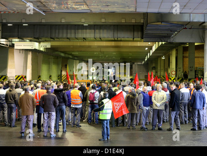 Président du comité d'entreprise d'Opel, Rainer Einenkel, informe les employés d'Opel sur les résultats de la dernière réunion d'œuvres à l'usine Opel de Bochum, Allemagne, le 14 décembre 2012. Constructeur automobile Opel est en déficit et cessera ses activités de fabrication de voiture à Bochum en 2016 comme prévu. Jusqu'à 3 000 emplois pourraient être coupées. Photo : ROLAND WEIHRAUCH Banque D'Images