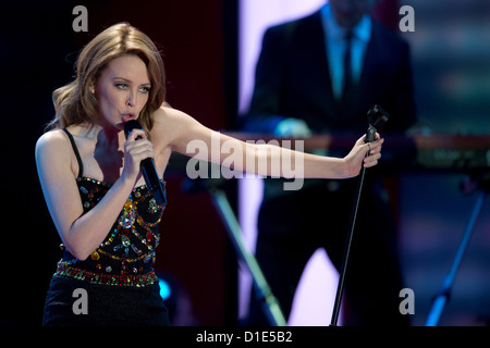 Die Sängerin australische Kylie Minogue singt am 15.12.2012 à Berlin le Livesendung "Ein Herz für Kinder" Das Lied "Locomotion". Gala Die wird im zu ZDF. Foto : Axel Schmidt dpa Banque D'Images