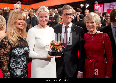 Die Schauspielerin US-amerikanische Goldie Hawn (l-r), die mit dem 'Post' ausgezeichnete Kronprinzessin Herzen von Norwegen, Mette-Marit, Außenminister Guido Westerwelle (FDP) Verlegerin und Friede Springer posieren am 15.12.2012 à Berlin nach der Livesendung « Ein Herz für Kinder". Gala wurde die im zu ZDF. Foto : Axel Schmidt/dpa Banque D'Images