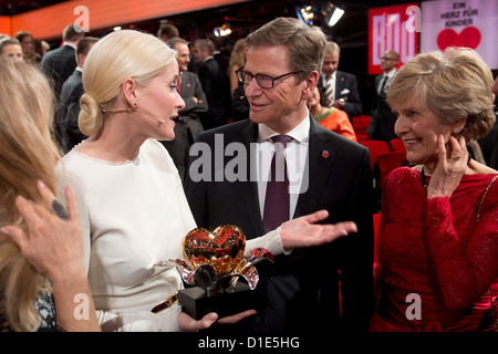 Die mit dem Goldenen '' ausgezeichnete Kronprinzessin Herzen von Norwegen, Mette-Marit, Außenminister Guido Westerwelle (FDP) Verlegerin und Friede Springer posieren am 15.12.2012 à Berlin nach der Livesendung « Ein Herz für Kinder". Gala wurde die im zu ZDF. Foto : Axel Schmidt/dpa Banque D'Images