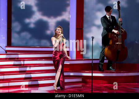 Die Sängerin australische Kylie Minogue singt am 15.12.2012 à Berlin Zum Abschluss der Livesendung « Ein Herz für Kinder' Das Lied 'Let it Snow'. Gala wurde die im zu ZDF. Foto : Axel Schmidt/dpa Banque D'Images