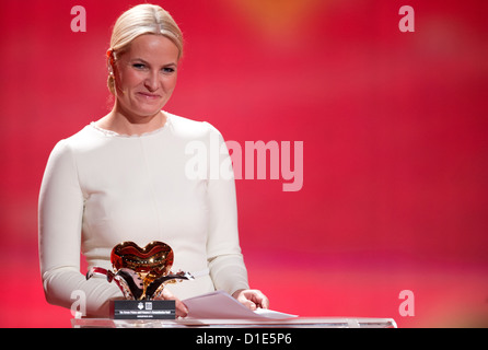 Die mit dem Goldenen '' ausgezeichnete Kronprinzessin Herzen von Norwegen, Mette-Marit, spricht am 15.12.2012 à Berlin le Livesendung « Ein Herz für Kinder". Gala wurde die im zu ZDF. Foto : Axel Schmidt/dpa Banque D'Images