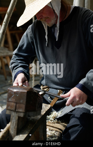 Altdorf, Allemagne, un participant en costume authentique sculpture sur bois Banque D'Images