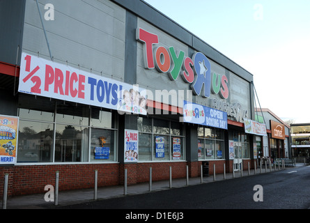 Le magasin ToysRus toyshop au parc de détail Goldstone à Hove avec soldes et le lendemain de boxe Banque D'Images