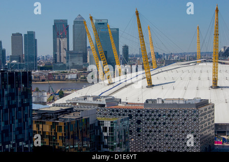 O2 Arena, de Canary Wharf avec derrière, Londres, Angleterre, Royaume-Uni, Europe Banque D'Images