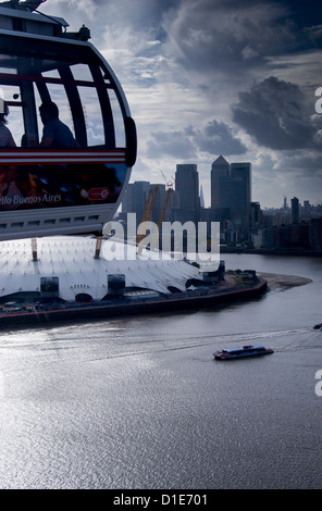 Vue sur O2 Arena avec en arrière-plan de Canary Wharf, Londres, Angleterre, Royaume-Uni, Europe Banque D'Images