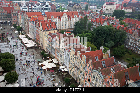 Vue aérienne de façades colorées sur marché (Dlugi Targ), Gdansk, Pologne, l'Europe occidentale, Banque D'Images