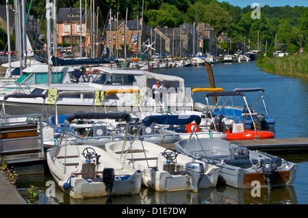 Bateaux dans Marina, rives de la Rance, Dinan, Cotes d'Armor, Bretagne, France, Europe Banque D'Images