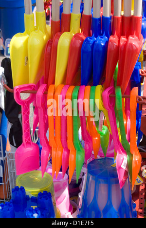 Des jouets de plage de couleur, Broadstairs, Kent, Angleterre, Royaume-Uni, Europe Banque D'Images