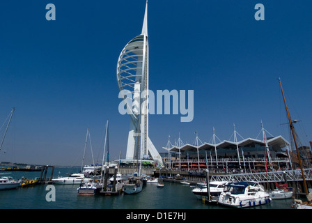 Spinnaker Tower, Portsmouth de Gunwharf, Hampshire, Angleterre, Royaume-Uni, Europe Banque D'Images