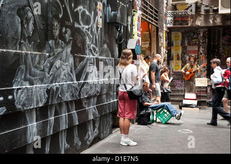 Et regarder les gens Graffiti street musician, Place Centrale, Melbourne, Victoria, Australie, Pacifique Banque D'Images