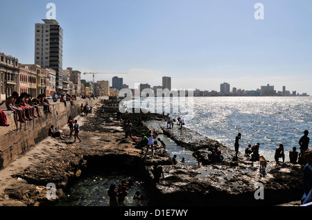 Temps de loisir sur le Malecon à La Havane Cuba Banque D'Images