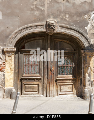 Porte en bois ancienne de Zagreb. La Croatie. Banque D'Images