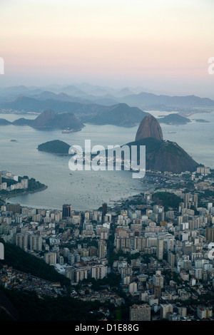 Vue sur le Pao de Acucar (Pain de Sucre) et la baie de Botafogo, Rio de Janeiro, Brésil, Amérique du Sud Banque D'Images