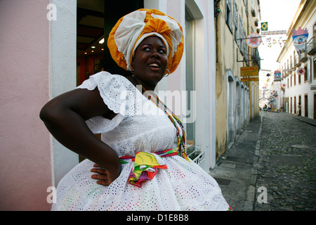 Femme en costume traditionnel de Bahia au quartier Pelourinho, Salvador, Bahia, Brésil, Amérique du Sud Banque D'Images