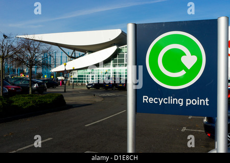 Inscrivez-vous pour un point de recyclage dans le parking à un supermarché Sainsbury's. Banque D'Images