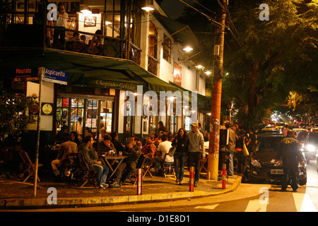 Les gens de la Vila Madalena quartier connu pour ses bars, restaurants et animations nocturnes, Sao Paulo, Brésil, Amérique du Sud Banque D'Images