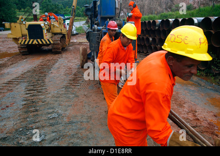 Mettre les travailleurs pour les tuyaux de gaz naturel près de Congonhas, Minas Gerais, Brésil, Amérique du Sud Banque D'Images