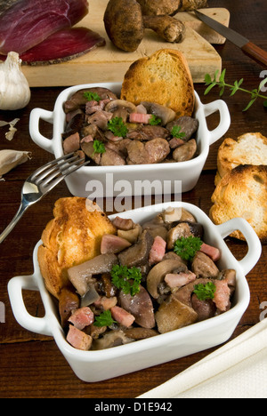 Champignons à l'étuvée avec speck, un légèrement salés à sec, jambon fumé, Tyrol du Sud, Italie, Europe Banque D'Images