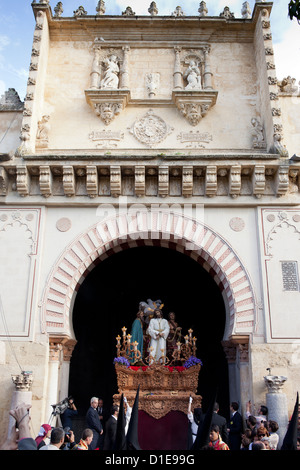 La plate-forme avec Jésus Christ à l'entrée de la Mosquée Cathédrale le dimanche des rameaux pendant la Semana Santa (Semaine Sainte) à Cordoba, en Espagne. Banque D'Images