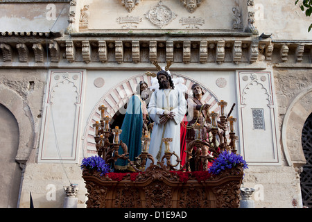 La plate-forme avec Jésus Christ à l'entrée de la cathédrale le dimanche des rameaux de la Semana Santa (Semaine Sainte) à Cordoba, en Espagne. Banque D'Images