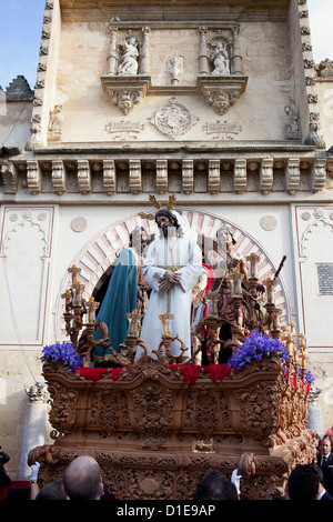 La plate-forme avec Jésus Christ et de soldats Romains à l'entrée de la cathédrale sur Dimanche des Rameaux et de la Semaine Sainte à Cordoba, en Espagne. Banque D'Images