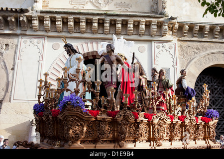 La plate-forme avec Jésus Christ et de soldats Romains à l'entrée de la cathédrale sur Dimanche des Rameaux et de la Semaine Sainte à Cordoba, en Espagne. Banque D'Images