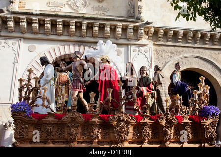 La plate-forme avec Jésus Christ et de soldats Romains à l'entrée de la cathédrale sur Dimanche des Rameaux et de la Semaine Sainte à Cordoba, en Espagne. Banque D'Images