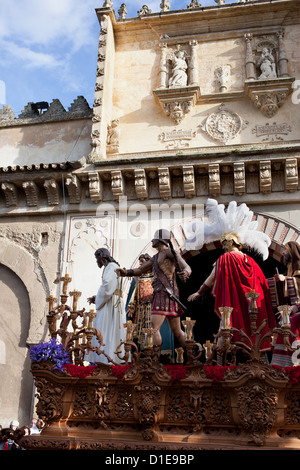 La plate-forme avec Jésus Christ et de soldats Romains à l'entrée de la cathédrale sur Dimanche des Rameaux et de la Semaine Sainte à Cordoba, en Espagne. Banque D'Images