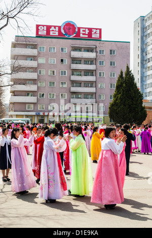 Les femmes en costume traditionnel au cours du 100e anniversaire de la naissance du Président Kim Il Sung, avril 2012, Pyongyang, Corée du Nord Banque D'Images