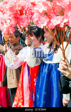 Les femmes célébrant le 100e anniversaire de la naissance du Président Kim Il Sung, 15 avril 2012, Pyongyang, Corée du Nord Banque D'Images