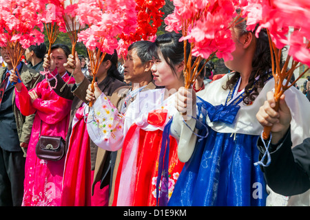 Les femmes célébrant le 100e anniversaire de la naissance du Président Kim Il Sung, 15 avril 2012, Pyongyang, Corée du Nord Banque D'Images
