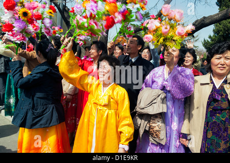 Les femmes célébrant le 100e anniversaire de la naissance du Président Kim Il Sung, 15 avril 2012, Pyongyang, Corée du Nord Banque D'Images