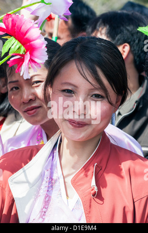 Les femmes célébrant le 100e anniversaire de la naissance du Président Kim Il Sung, 15 avril 2012, Pyongyang, Corée du Nord Banque D'Images