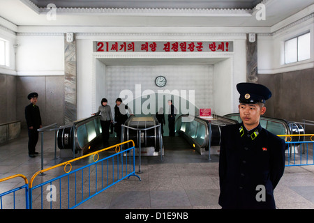 Punhung, une des nombreuses stations de métro à 100 mètres de profondeur sur le réseau métro de Pyongyang, Pyongyang, Corée du Nord Banque D'Images