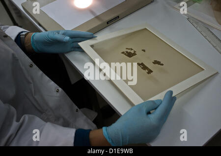 Au travail des techniciens de la conservation et de la préservation des fragments originaux de la Mer Morte à l'Autorité des antiquités d'Israël labs au Musée d'Israël. Jérusalem, Israël. 18-Dec-2012. L'Autorité des antiquités d'Israël et Israël Google lancer un site web avec des photographies de la Mer Morte, le plus reconnu, saint, manuscrits écrits bibliques il y a 2000 ans, y compris les Dix Commandements et le chapitre 1 de la Genèse. © Nir Alon / Alamy Live News Banque D'Images