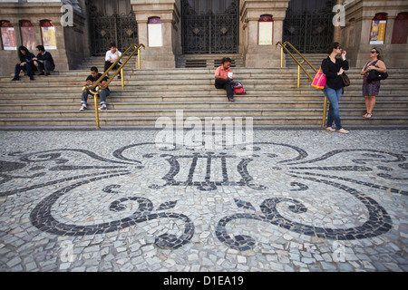Les gens assis dehors Theatro Municipal (Théâtre Municipal), Centro, Rio de Janeiro, Brésil, Amérique du Sud Banque D'Images