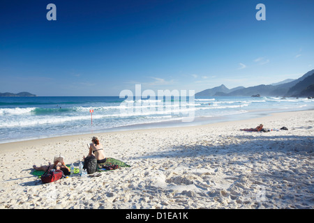 Les gens en train de bronzer sur une plage de Lopes Mendes, Ilha Grande, l'État de Rio de Janeiro, Brésil, Amérique du Sud Banque D'Images