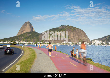 Personnes exerçant de pathway autour de Botafogo Bay avec pain de sucre dans l'arrière-plan, Rio de Janeiro, Brésil Banque D'Images