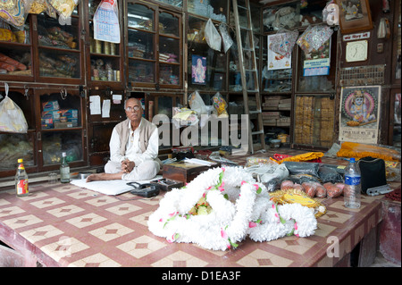 Propriétaire de boutique dans le quartier Kumartuli de Kolkata, Bengale occidental, Inde, Asie Banque D'Images