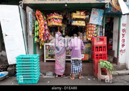 L'homme et de la femme shopping au magasin local de Kumartuli district de Kolkata, Bengale occidental, Inde, Asie Banque D'Images