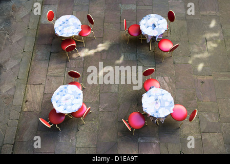 Vue de dessus d'un café en plein air avec des tables des chaises sur le sol en pierre Banque D'Images