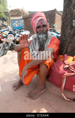 Voyageant saddhu habillés en orange, couleur sainte se reposant sous un arbre, village de Bhubaneshwar, Orissa, Inde, Asie Banque D'Images